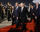 Vladimir Putin baja de un avión en Beijing con guardia de honor