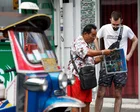 Turistas caminando por una calle en Tailandia