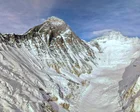 Bianca Adler en la cima del monte Everest con banderas