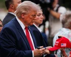 Ed Gallrein y Donald Trump en un evento de campaña