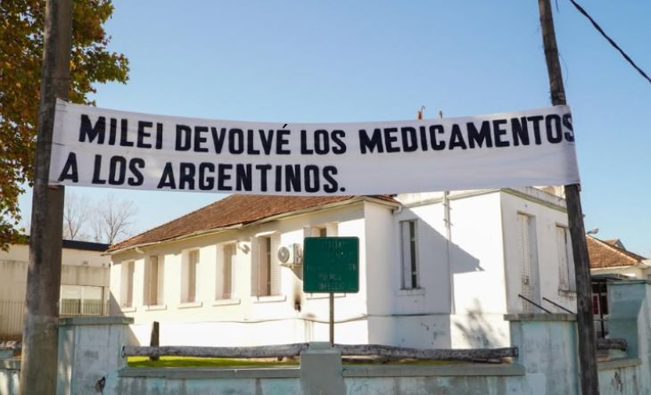 Manifestantes con carteles en una marcha por la salud pública