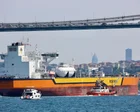 Plataforma petrolera en el mar con bandera del Reino Unido