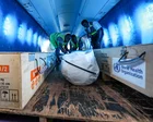 Doctor con equipo de protección en zona de brote de ébola