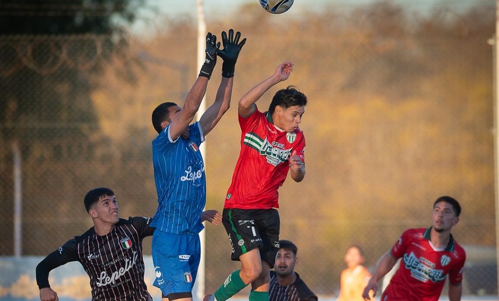 Partido de fútbol en estadio de Laferrere