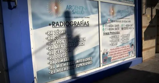 Fachada de una clínica clandestina allanada en González Catán