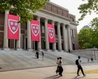 Edificio de Harvard College con estudiantes caminando