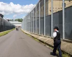 Celda de centro de detención con cama y rejas