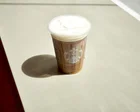 Vasos plásticos de Starbucks en un contenedor de reciclaje