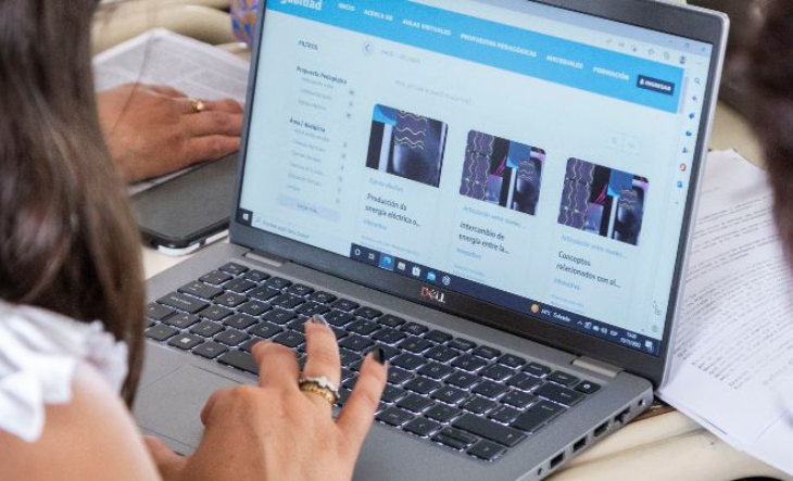 Docentes en un aula con computadoras portátiles