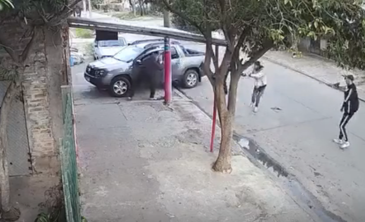 Cámara de seguridad capta el momento del asalto en González Catán