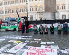 Activistas de la flotilla a Gaza siendo detenidos por fuerzas israelíes