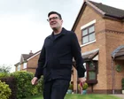 Andy Burnham en una conferencia de prensa