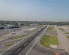 Vista aérea del aeropuerto LaGuardia con una pista cerrada por un socavón