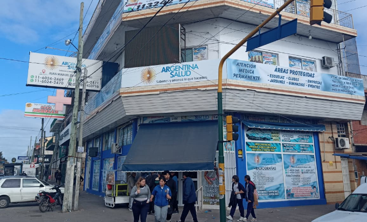 Fachada de la Clínica Argentina Salud en González Catán con cartel de clausura