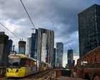 Vista del centro de Manchester con edificios modernos y grúas de construcción