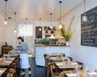 Plato de comida con vegetales en un restaurante con iluminación tenue