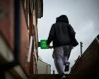 Jóvenes en una calle de Londres con mochilas y libros