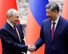 Xi Jinping y Vladimir Putin estrechándose la mano en Pekín