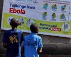 Trabajadores sanitarios con trajes de protección en una zona de brote de ébola en África