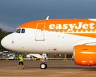 Avión de easyJet en pista de aeropuerto