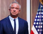 Robert F. Kennedy Jr. hablando en un podio con micrófonos