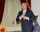 Príncipe Andrew en un evento oficial con traje y corbata