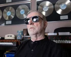 Robin Millar, productor musical ciego, en un estudio de grabación