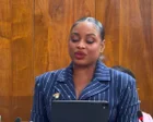 Interior del Parlamento de Jamaica con la maza ceremonial sobre la mesa