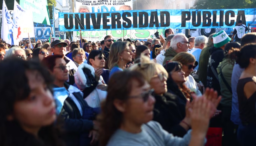 Docentes universitarios marchan con carteles en reclamo de presupuesto