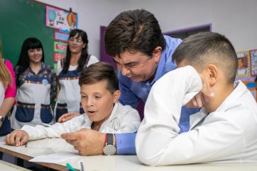 Estudiantes recibiendo manuales escolares en un aula de La Matanza