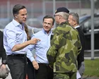 Mark Rutte hablando en un atril con banderas de la OTAN y Suecia de fondo