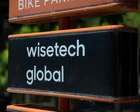 Logo de WiseTech en un edificio corporativo
