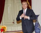 Príncipe Andrew en un evento oficial con traje y corbata