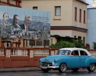 Personas caminando por una calle de La Habana con edificios coloniales al fondo