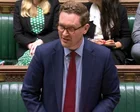 Darren Jones, ministro de la Oficina del Gabinete británico, hablando en un atril