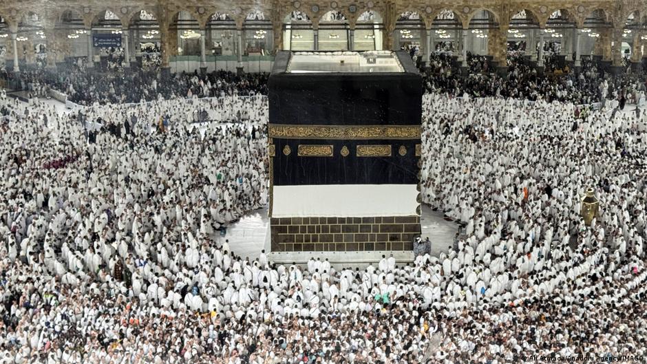 Peregrinos musulmanes rodean la Kaaba en La Meca durante el Hajj