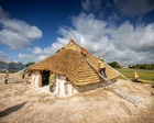 Reconstrucción de un salón neolítico de 7 metros de altura cerca de Stonehenge