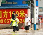 Calle inundada con autos sumergidos en una ciudad china