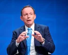Tony Abbott sonriendo con traje y corbata