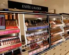Productos de Estée Lauder en un mostrador
