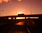 Autos en una autopista británica con sol brillante