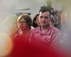 Hombre joven sentado en una sala de estar