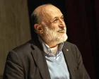 Carlo Petrini sonriendo en un evento de Slow Food