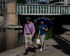 Termómetro marcando alta temperatura en una calle de Londres