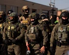 Manifestantes con carteles frente a un edificio de detención migratoria en Broadview, Illinois