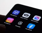 Logos de Facebook, Instagram y Snapchat sobre fondo oscuro