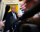 Donald Trump habla en un podio con micrófonos