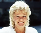 Judith Chalmers sonriente frente a una cámara de televisión