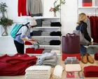 Logotipos de Shein y Everlane sobre fondo blanco