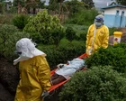 Trabajador sanitario con equipo de protección en una zona de cuarentena en la RDC